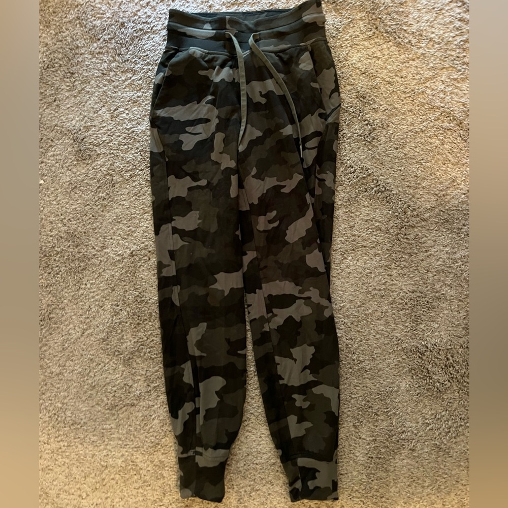 Lululemon camo joggers